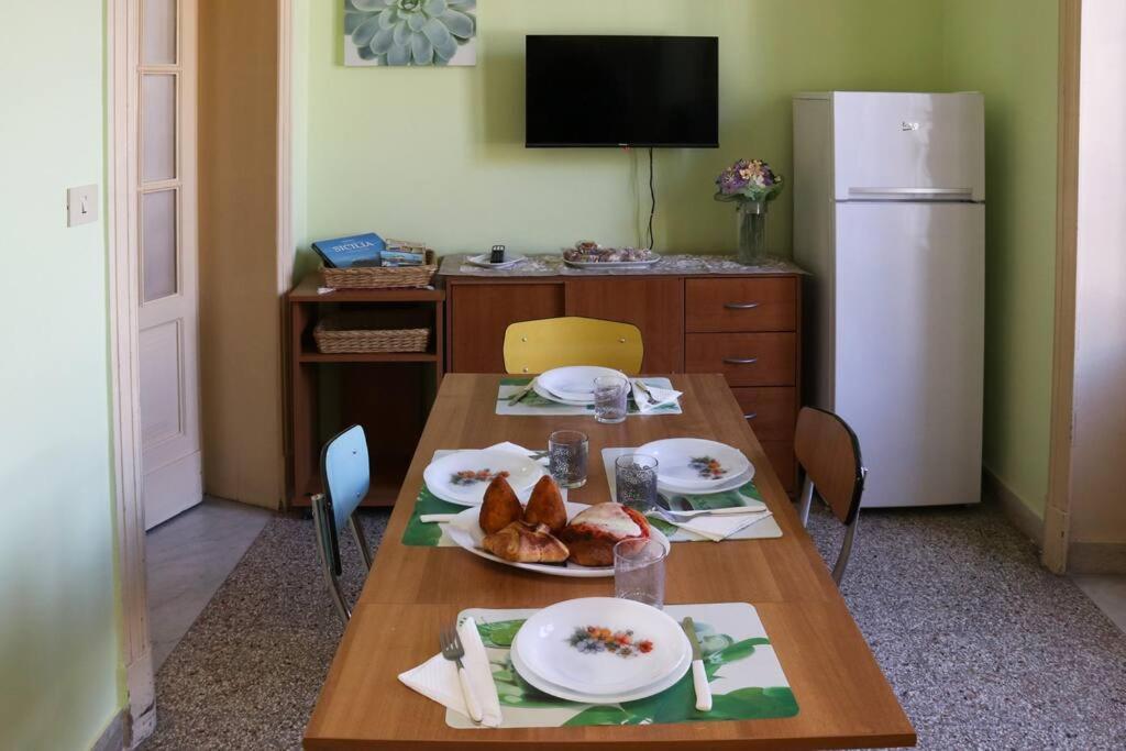 Palazzo Vitrano - Tourist Apartment คาตาเนีย ภายนอก รูปภาพ