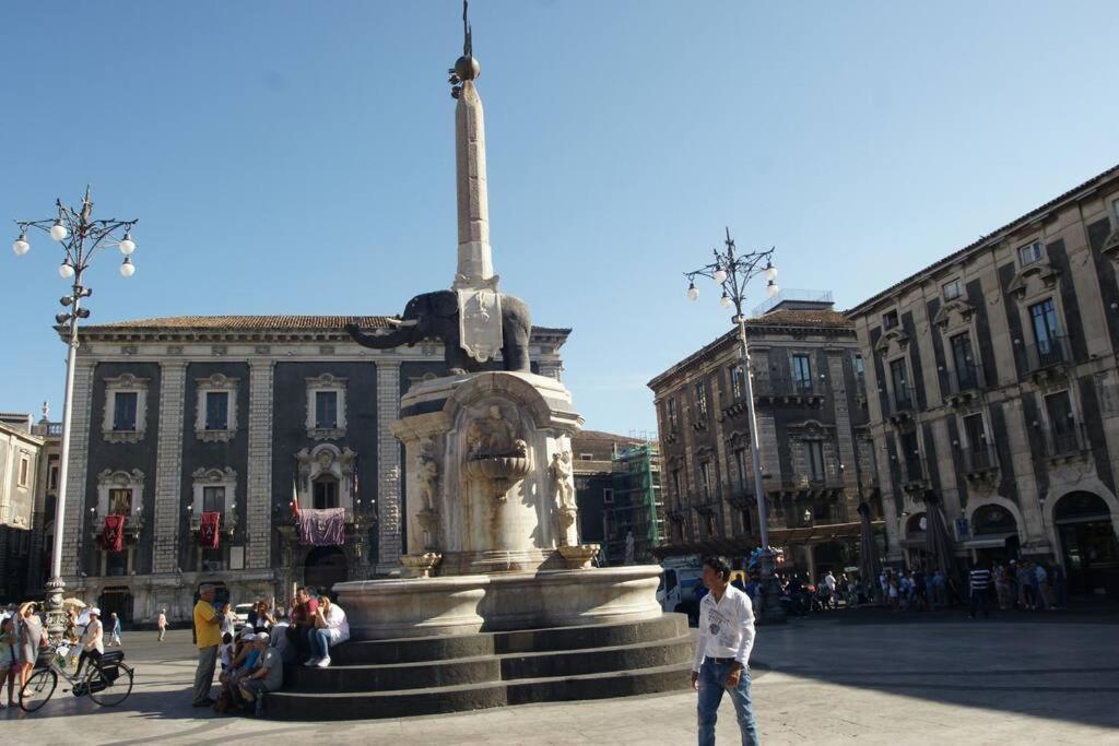 Palazzo Vitrano - Tourist Apartment คาตาเนีย ภายนอก รูปภาพ