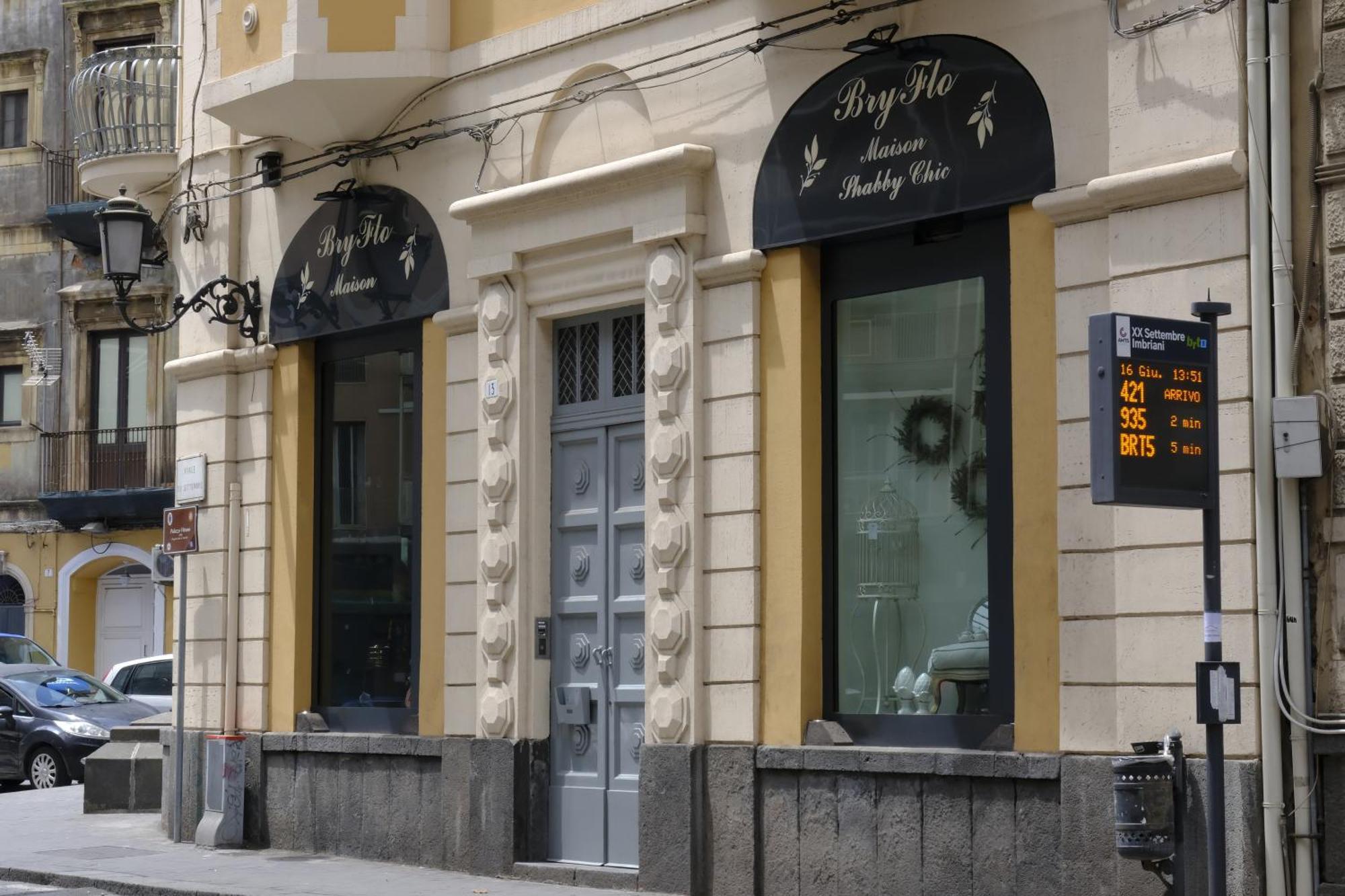 Palazzo Vitrano - Tourist Apartment คาตาเนีย ภายนอก รูปภาพ
