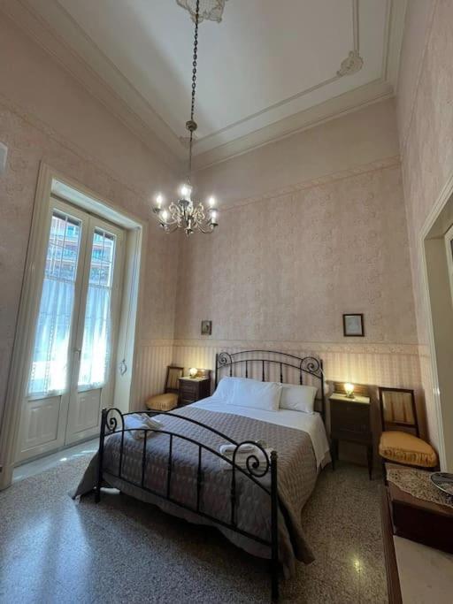 Palazzo Vitrano - Tourist Apartment คาตาเนีย ภายนอก รูปภาพ