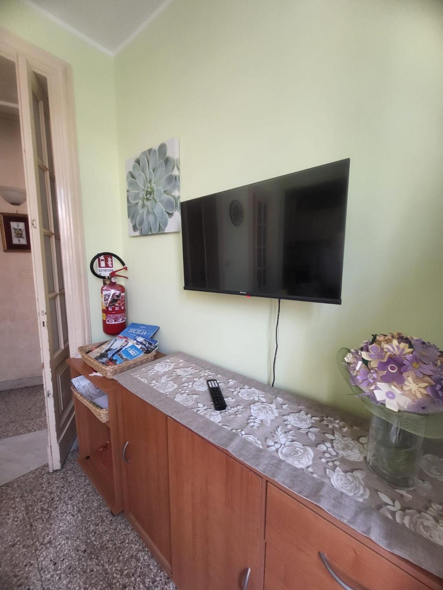 Palazzo Vitrano - Tourist Apartment คาตาเนีย ภายนอก รูปภาพ